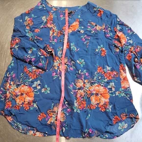 Torrid Harper size 1 plus Blue Floral Short Sleeve Button Accent Flowy Shirt 3/4 - Picture 6 of 7